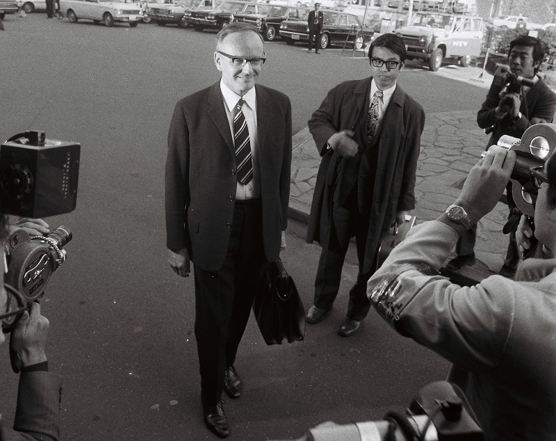 写真・図版 : 来日し、サリドマイド裁判で原告側証人として証言するために東京地裁に入るレンツ博士＝1971年11月2日