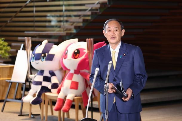 写真・図版 : 記者の質問に答える菅義偉首相＝2021年6月25日、首相官邸