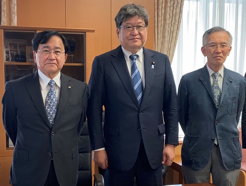 写真・図版 : 萩生田光一文部科学大臣（中央）と小林喜光会長（左）と筆者（右）＝2021年5月25日