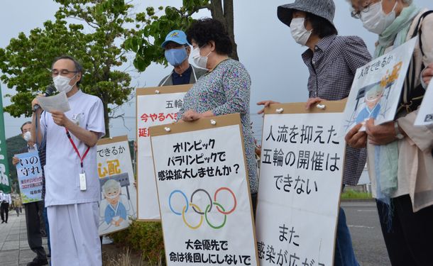 写真・図版 : 福島市の医療施設の医師や看護師、利用者ら約100人が東京五輪の開催中止を訴えた。政府や組織委が感染対策の対応を具体的に説明していないことなどを指摘し、「医療の負荷をこれ以上、上げないで」と抗議した＝2021年6月23日