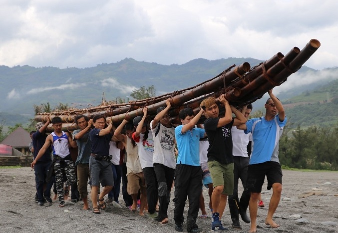 写真・図版 : 台湾の原住民の知識を借りてつくった竹いかだ舟を大勢でかついで台湾の海岸まで運んだとき＝2017年6月、筆者撮影