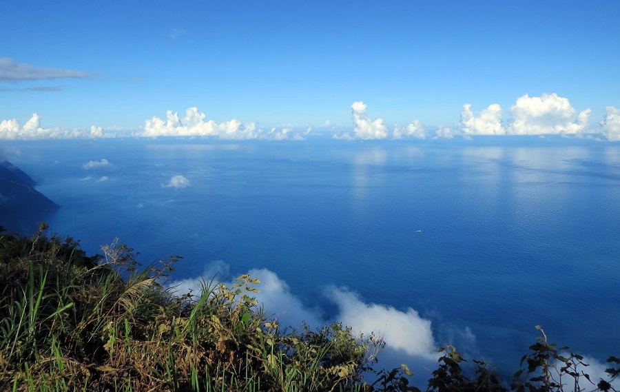 写真・図版 : 台湾の山から眺めた東方の海。雲の切れ間の向こうに与那国島がある。眼では認識できないが、この海には強大な黒潮が流れている＝2017年8月、筆者撮影

