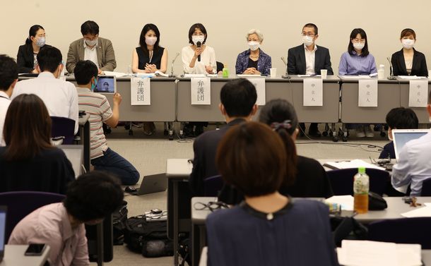 写真・図版 : 夫婦別姓訴訟の記者会見に臨む申立人と弁護士ら＝2021年6月23日、東京・霞が関
