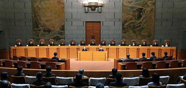 写真・図版 : 裁判官たちは国民の人権侵害の訴えに応えているのか=最高裁大法廷、代表撮影