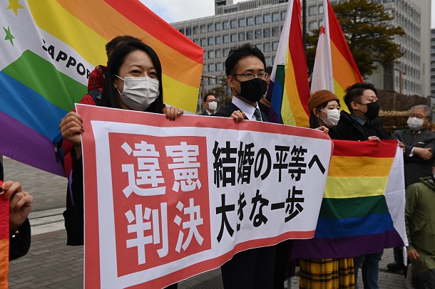 写真・図版 : 札幌地裁の同性婚訴訟の判決を喜ぶ弁護士たち＝2021年3月17日