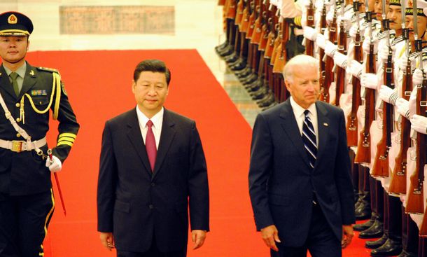 写真・図版 : 副大統領だったバイデン氏と、訪中の歓迎式典に出席した習近平国家副主席（当時）＝2011年8月18日、北京