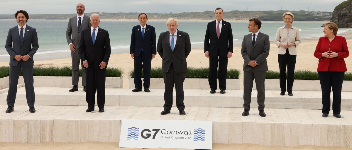 写真・図版 : G7サミットで記念撮影をする各国首脳。前列左から2人目はバイデン米大統領、中央は議長のジョンソン英首相＝2020年6月11日、英国・コーンウォール