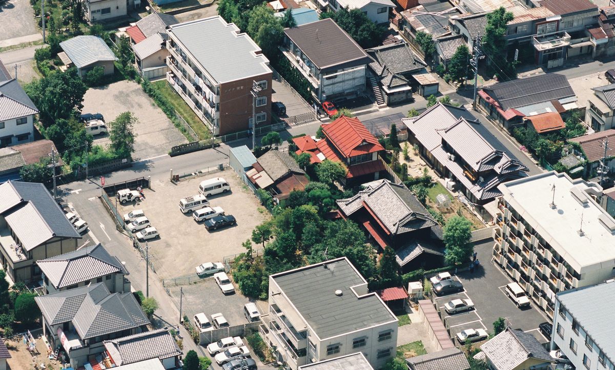 写真・図版 : 7人が死亡した長野県松本市のガス中毒死事件で長野県警は、神経ガス「サリン」と推定される物質が検出されたと発表した。第一通報者の会社員宅前の池などを捜査員が調べた。後に事件はオウム真理教による犯行とわかり、第一通報者に対する「犯人視報道」が大きな問題になった＝1994年7月3日