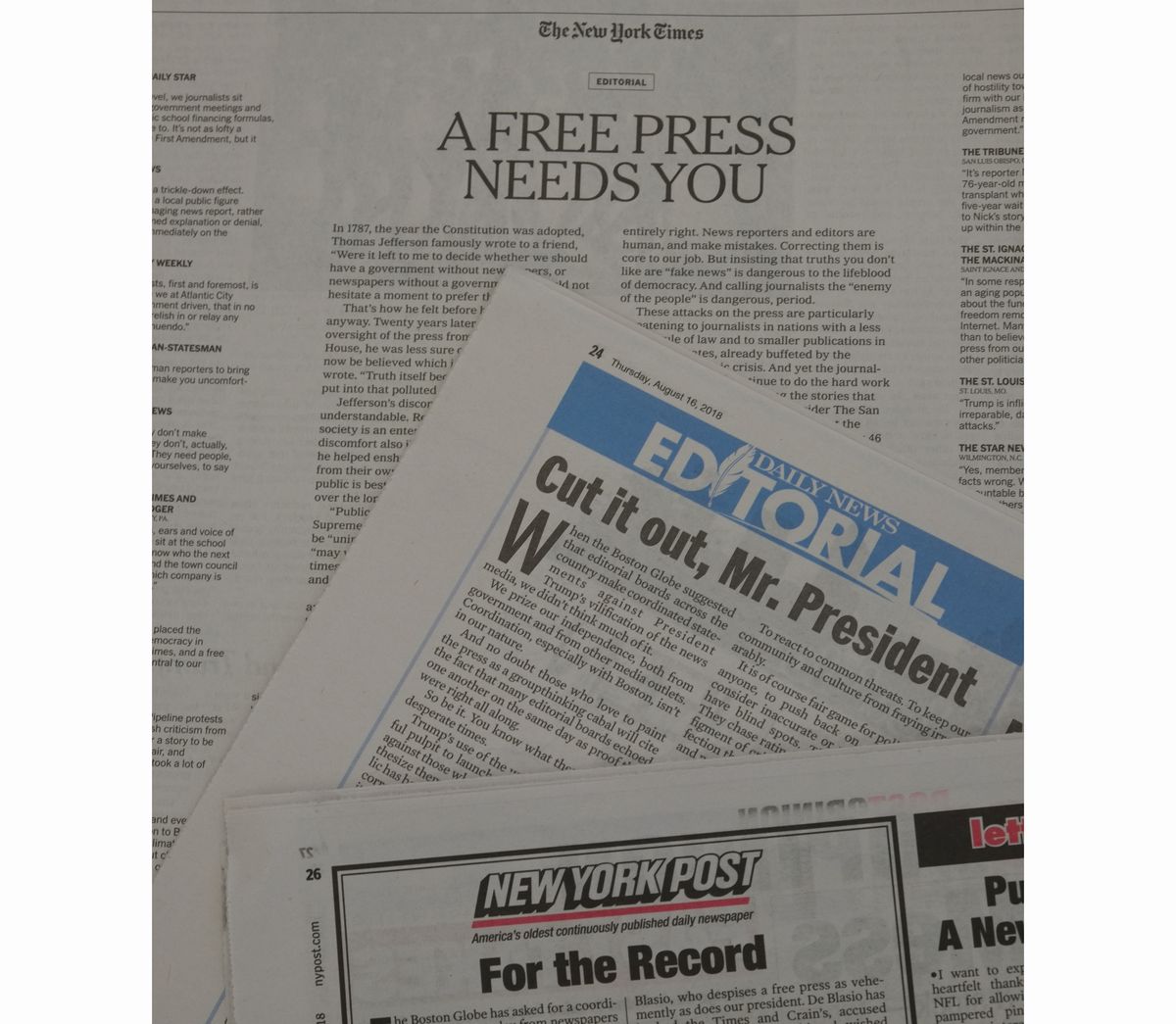 写真・図版 : トランプ米大統領が自身を批判する報道機関を「人民の敵」と批判し、「フェイクニュース」とのレッテルを貼ってメディア批判を繰り返したことに対し、米国の多くの新聞が2018年8月16日、報道の自由の重要性を訴える社説を一斉に掲げた。有力紙ボストン・グローブの呼びかけで380紙以上が賛同した