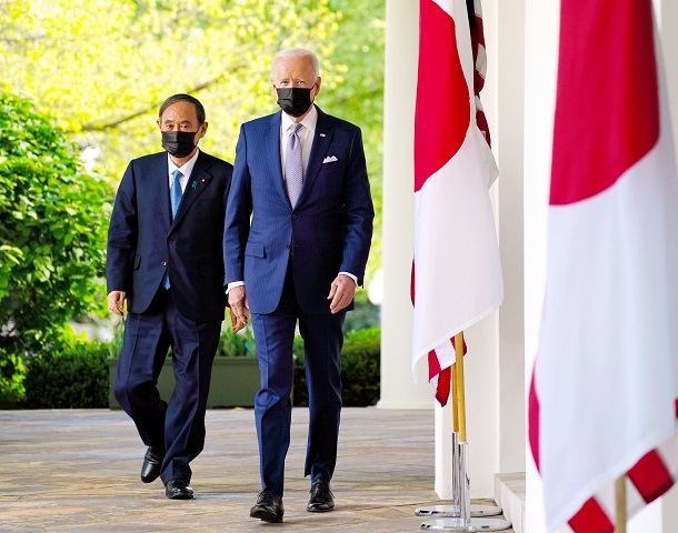 写真・図版 : 日米首脳会談後の共同会見に臨む菅義偉首相（左）とバイデン大統領＝2021年4月16日、ワシントン