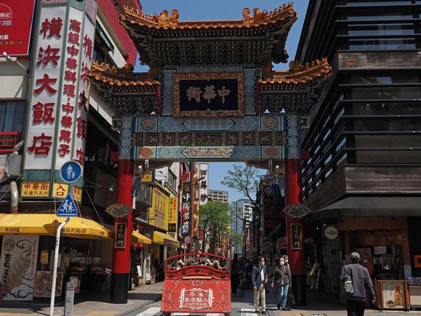 写真・図版 : 横浜中華街の一角