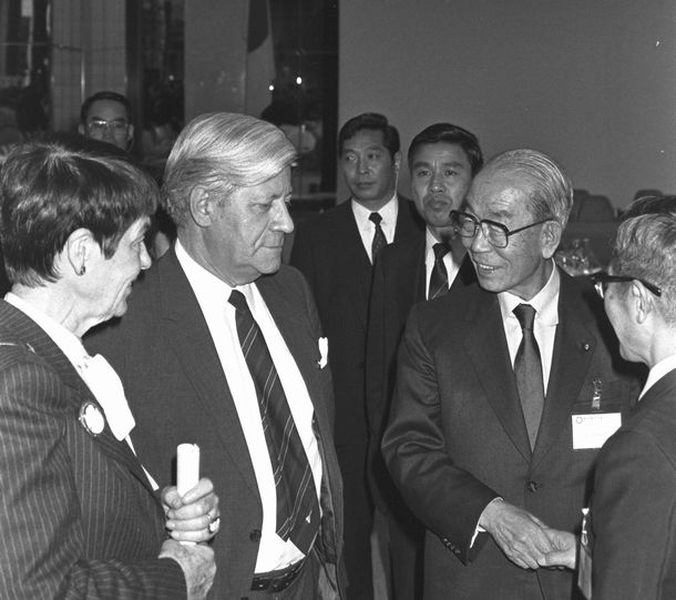 写真・図版 : OBサミットで西ドイツ元首相シュミット（中央）と歓談する福田赳夫　東京・紀尾井町のホテルで＝1986年4月7日（朝日新聞社撮影）

