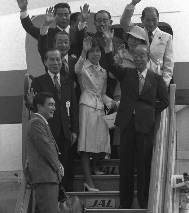写真・図版 : 東南アジア諸国連合（ASEAN）拡大首脳会議に向かう福田首相（手前右）＝1977年8月6日（朝日新聞社撮影）