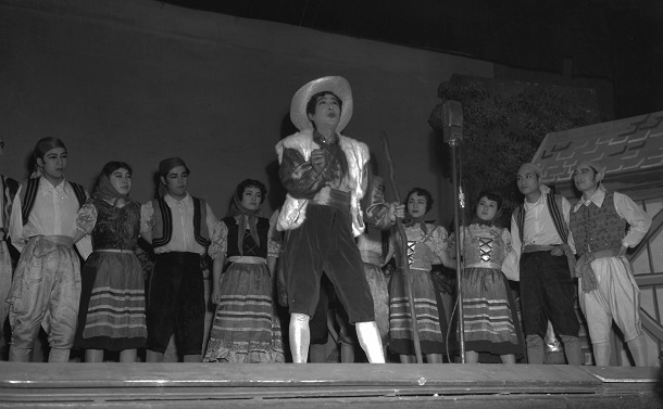 写真・図版 : 戦後に復活上演された浅草オペラ。オペレッタ「マスコット」で羊飼いピッポを演じる田谷力三（中央）＝1951年3月、東京・浅草