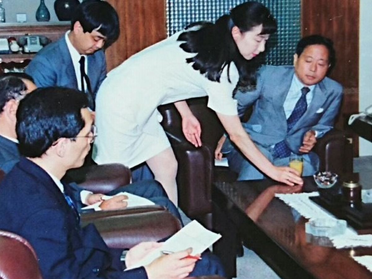 写真・図版 : 1993年、防衛庁で畠山防衛事務次官（右上）と米高官との協議に陪席する黒江氏（左下）＝黒江氏提供