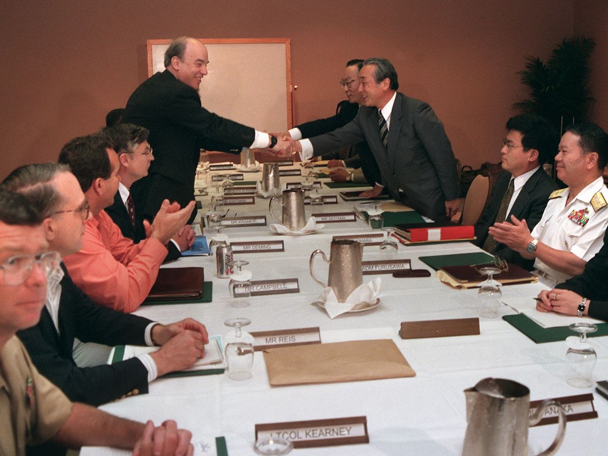 写真・図版 : 1997年6月、日米ガイドライン中間とりまとめを確認した高官協議=米ハワイ・ホノルル。朝日新聞社