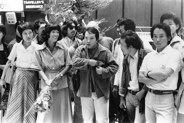 写真・図版 : 中東の公演に向かう状況劇場のメンバーたち。中央が唐十郎。左が李麗仙＝1974年7月7日、羽田空港