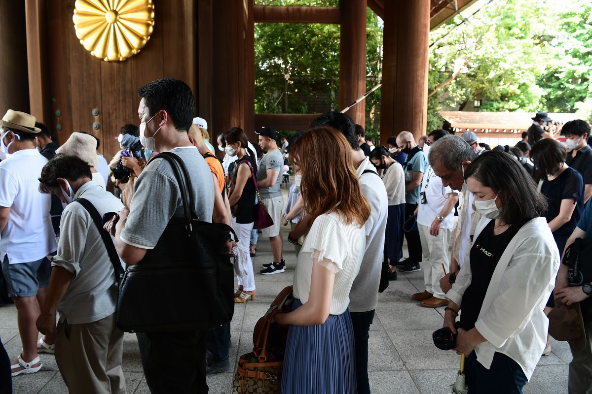 写真・図版 : 2020年の終戦の日に靖国神社に参拝する人たち＝東京・九段北。朝日新聞社