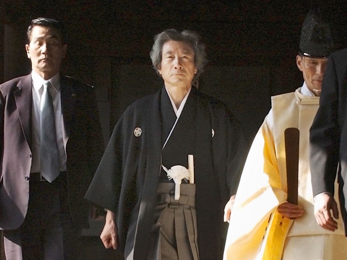 写真・図版 : 2004年1月、靖国神社に参拝する小泉純一郎首相＝朝日新聞社