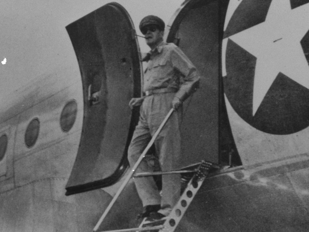 写真・図版 : 1945年8月、厚木飛行場に着いた連合国軍のダグラス・マッカーサー最高司令官＝同盟通信社代表撮影