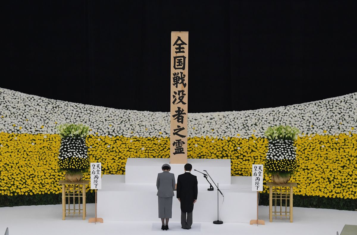写真・図版 : 2020年の終戦の日、全国戦没者追悼式で黙禱する天皇、皇后両陛下＝東京・北の丸公園の日本武道館。朝日新聞社