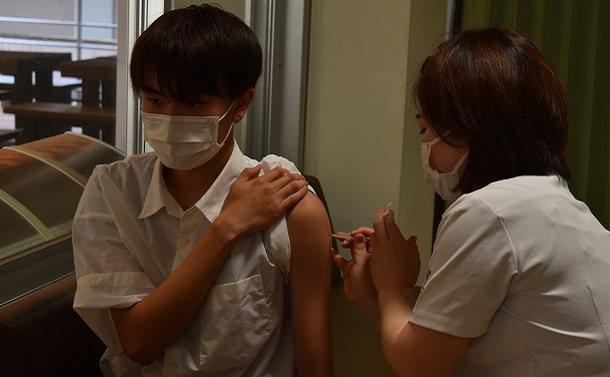 写真・図版 : ワクチン接種をおこなう大学でも、受けない学生は少なくないという＝2021年6月25日、甲府市の山梨大学