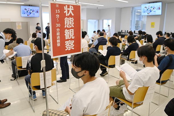 写真・図版 : 新型コロナウイルスのワクチンを接種後、経過観察で待機する日本体育大学の学生たち=2021年6月21日、東京都世田谷区