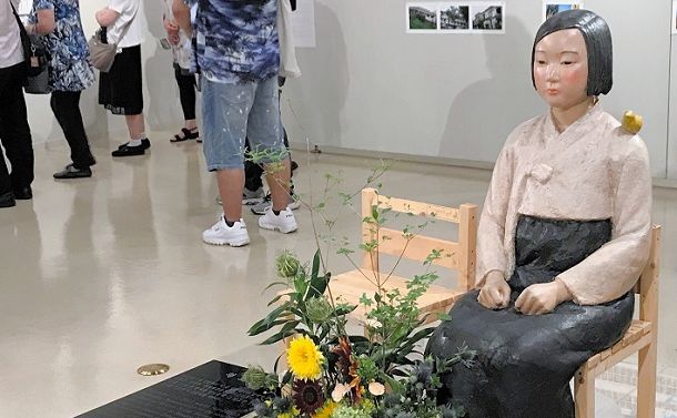 写真・図版 : 「私たちの『表現の不自由展・その後』」に展示された慰安婦を表現した少女像＝2021年7月6日、名古屋市中区