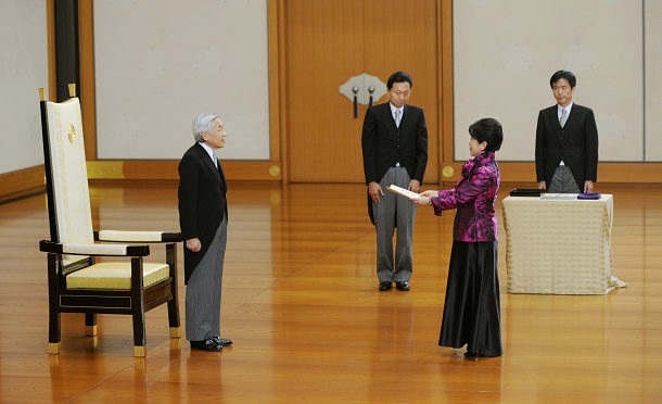 写真・図版 : 鳩山内閣に入閣し、天皇から認証を受ける福島瑞穂消費者・少子化相＝2009年9月16日、皇居・宮殿「松の間」、