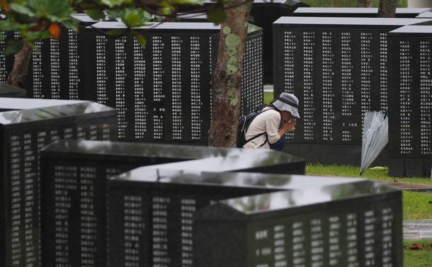 写真・図版 : 慰霊の日。戦没者の名前が刻まれた「平和の礎」には、多くの遺族たちが訪れた＝2021年6月23日、沖縄県糸満市