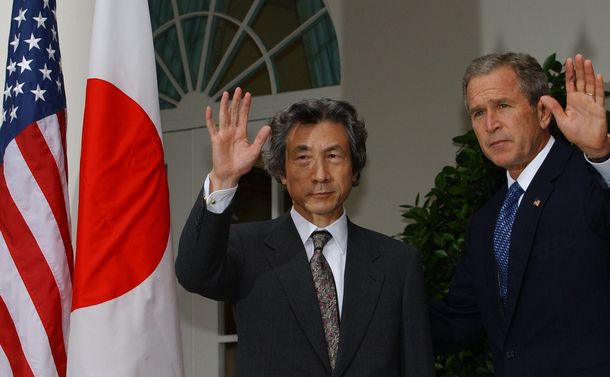 写真・図版 : 2001年9月、米同時多発テロを受け訪米しブッシュ大統領（右）と会談した小泉首相=朝日新聞社