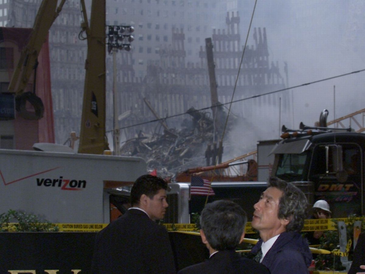 写真・図版 : 2001年9月24日、米同時多発テロ事件でビルが崩壊したニューヨークの世界貿易センター付近を視察する小泉首相（右下）＝朝日新聞社