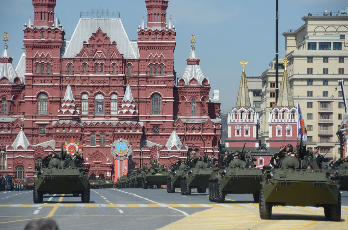写真・図版 : モスクワの「赤の広場」で行われたパレードに登場したロシア軍の装甲車部隊＝2015年。朝日新聞社