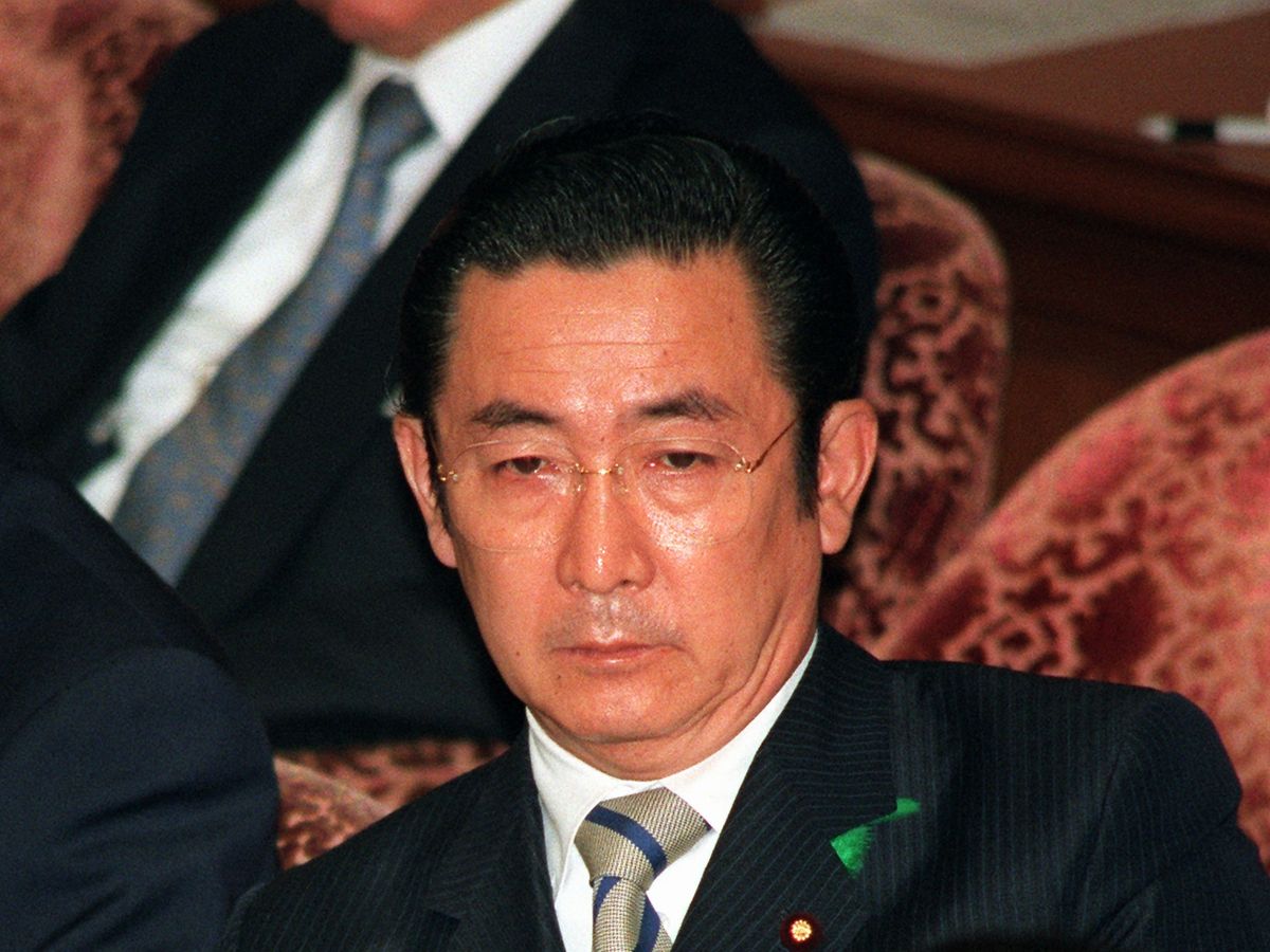 1998年、国会で質問を聞く橋本首相＝朝日新聞社