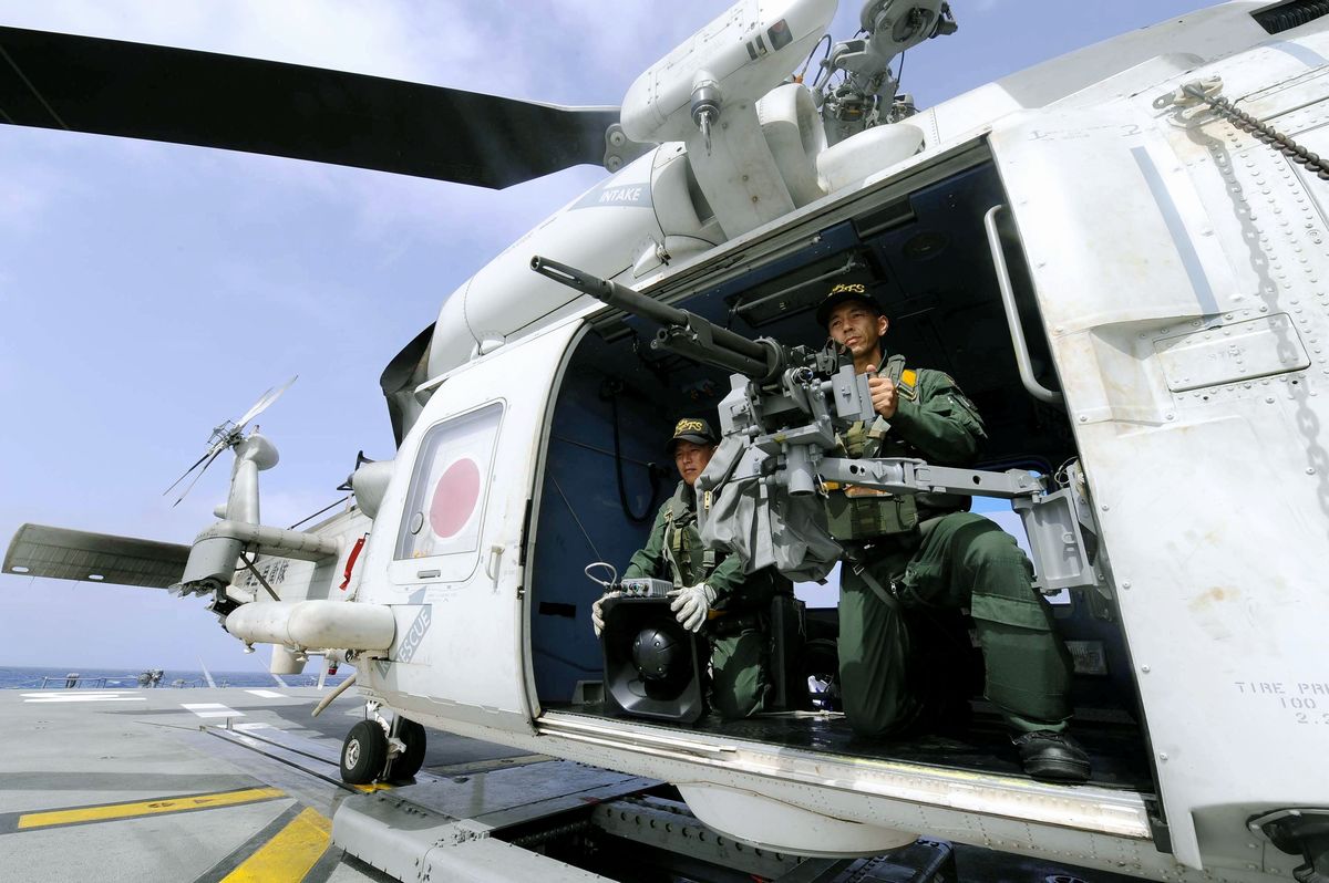 写真・図版 : 海賊対処行動でアデン湾に派遣された自衛艦の哨戒ヘリに搭載された、海賊への威嚇射撃などに使用する機関銃＝2009年。代表撮影
