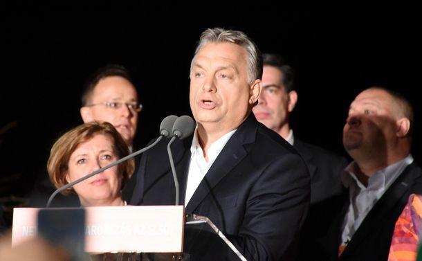 写真・図版 : 社会主義の後に生まれたのは専制主義的な政治だった。ハンガリーのオルバン首相＝2018年４月８日