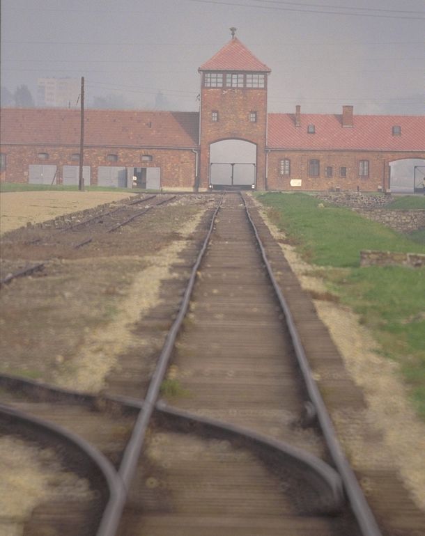 写真・図版 : ユダヤ人大量虐殺の現場アウシュビッツ収容所跡＝1994年
