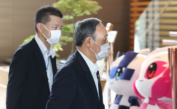 写真・図版 : 首相官邸に入る菅義偉首相＝2021年7月19日、首相官邸