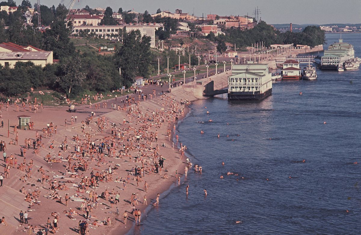 写真・図版 : ハバロフク市内の「アムールの浜」と呼ばれるアムール川に設けられた水泳場。日曜日、多くの市民が短い夏を楽しもうと日光浴や水遊びの人たちが繰り出し、にぎわっていた＝1967年6月