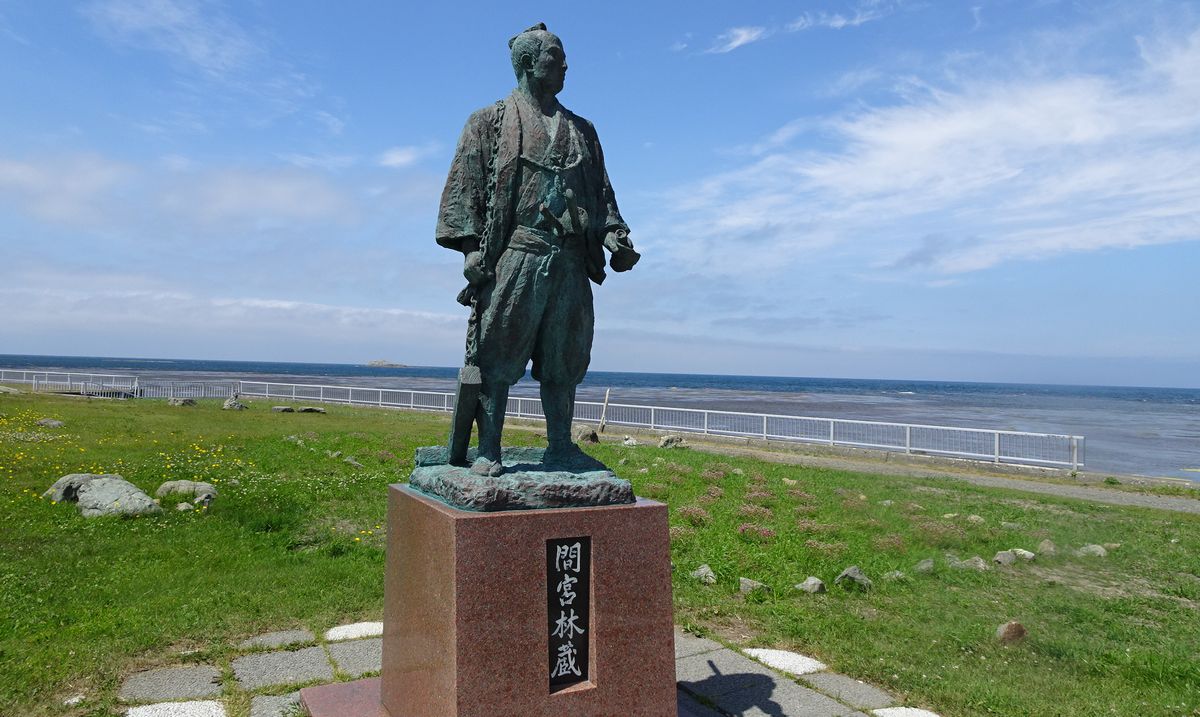 写真・図版 : 北海道稚内市の宗谷岬に立つ間宮林蔵の立像＝2021年7月、筆者撮影