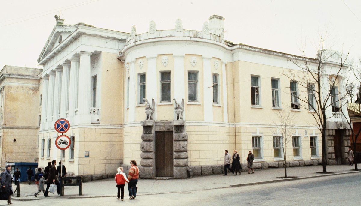 写真・図版 : 1987年5月のウラジオストク市内の様子。極東最大の軍港のため長らく外国人の立ち入りが禁止されていたが、この取材当時はゴルバチョフ政権のグラスノスチ政策で緩和されつつあった。帝政ロシア時代に多くの外国人が居留した街には当時の建造物が残る。写真は、旧日本総領事館の建物で撮影時はガン病院として使われていた