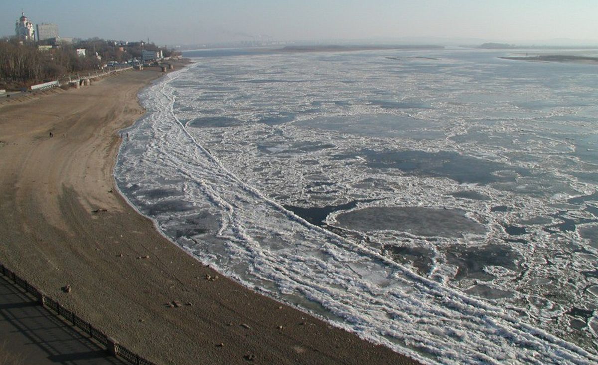 写真・図版 : ロシアと中国の国境を流れるアムール川。氷で覆われていた＝2004年11月15日、ロシア・ハバロフスク