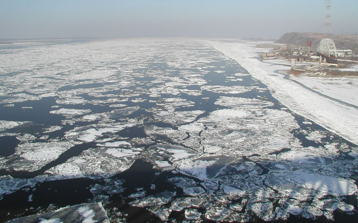 写真・図版 : 中ロ国境を流れ、ロシア・ハバロフスクに至ったアムール川。ここでの川幅は1.5～2キロあり、冬は完全に結氷する＝2004年11月18日