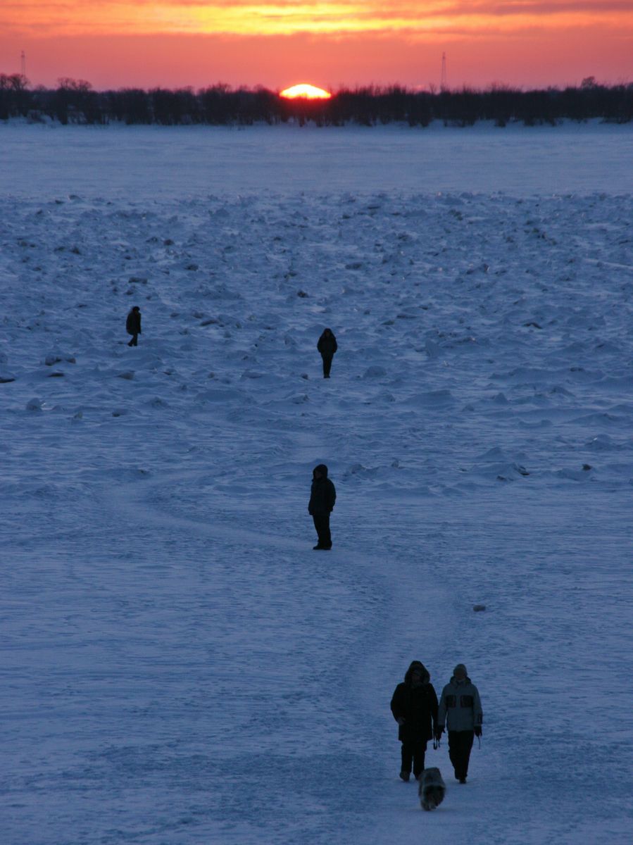 写真・図版 : 結氷したアムール川には、対岸を行き来する人たちによって川面に道が出来る＝2006年1月、ハバロフスク