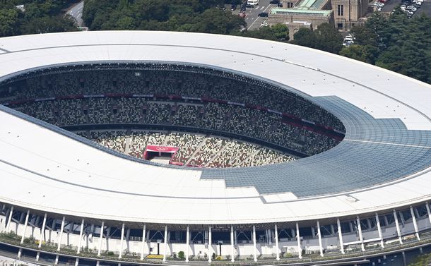 写真・図版 : 国立競技場の観客席は「空席」を感じさせないデザインになっている＝2021年6月20日、朝日新聞社ヘリから