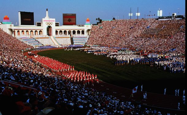写真・図版 : メモリアル・コロシアムで華やかに繰り広げられた1984年ロサンゼルス五輪の開会式＝1984年7月28日 