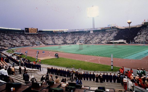 写真・図版 : レーニン・スタジアムで行われたモスクワ五輪の開会式＝1980年7月19日