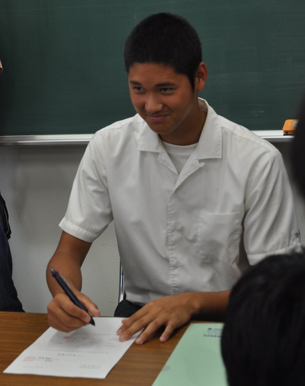 写真・図版 : プロ野球志望届を書く高校時代の大谷翔平選手＝2012年9月