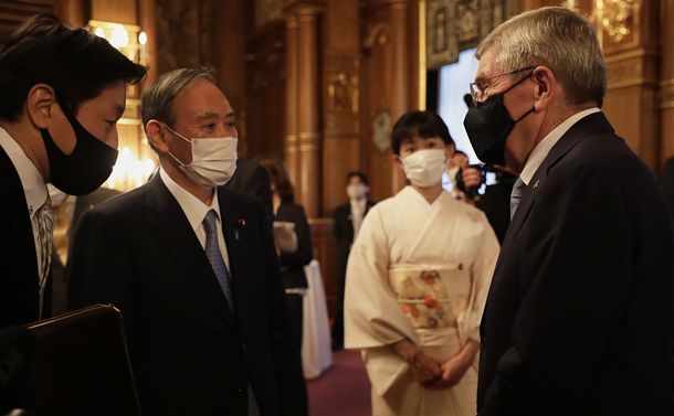 写真・図版 : 「歓迎の夕べ」で会話する菅義偉首相（左から２人目）とIOCのトーマス・バッハ会長＝2021年7月18日、東京・赤坂の迎賓館、大会組織委員会提供