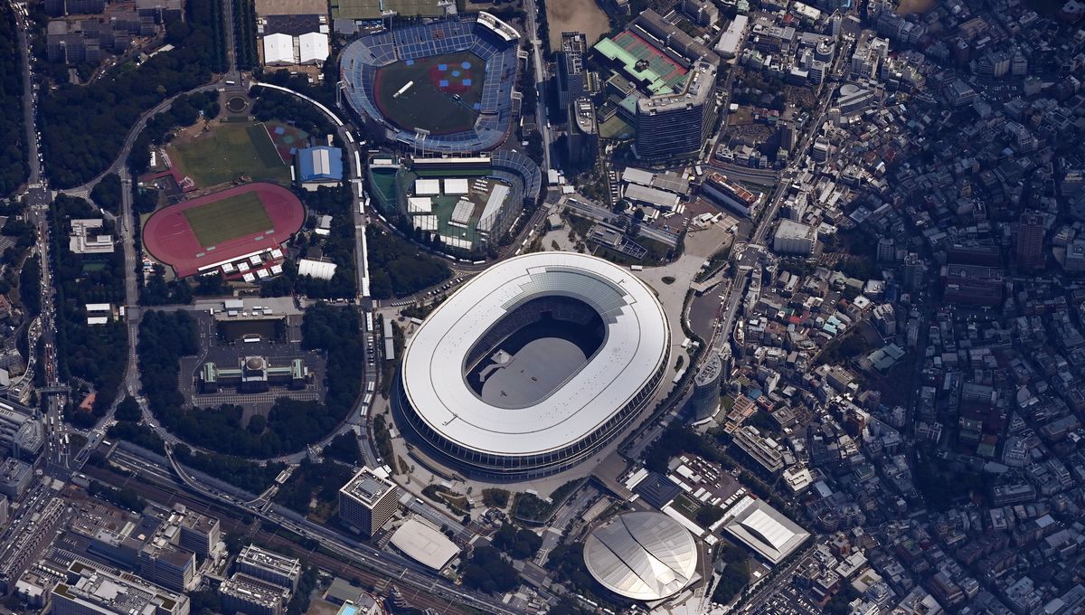 写真・図版 : 東京五輪の開会式の日を迎えた国立競技場＝2021年7月23日午後、東京都新宿区、朝日新聞社機から
